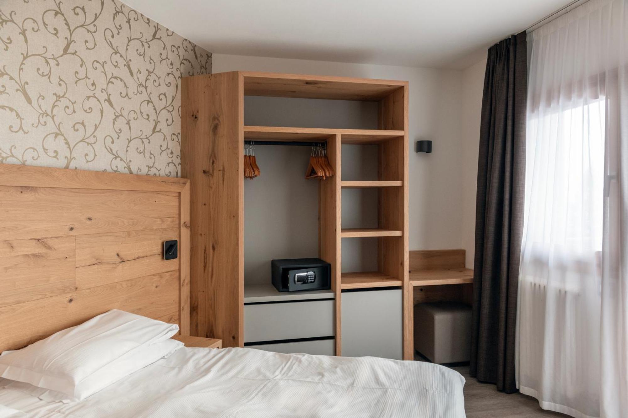 ואסון Hotel Montana מראה חיצוני תמונה